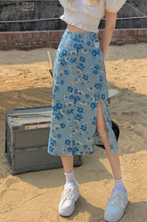 Falda vaquera con abertura y estampado floral azul de cintura alta